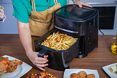 Preparing fried potatoes in the air fryer